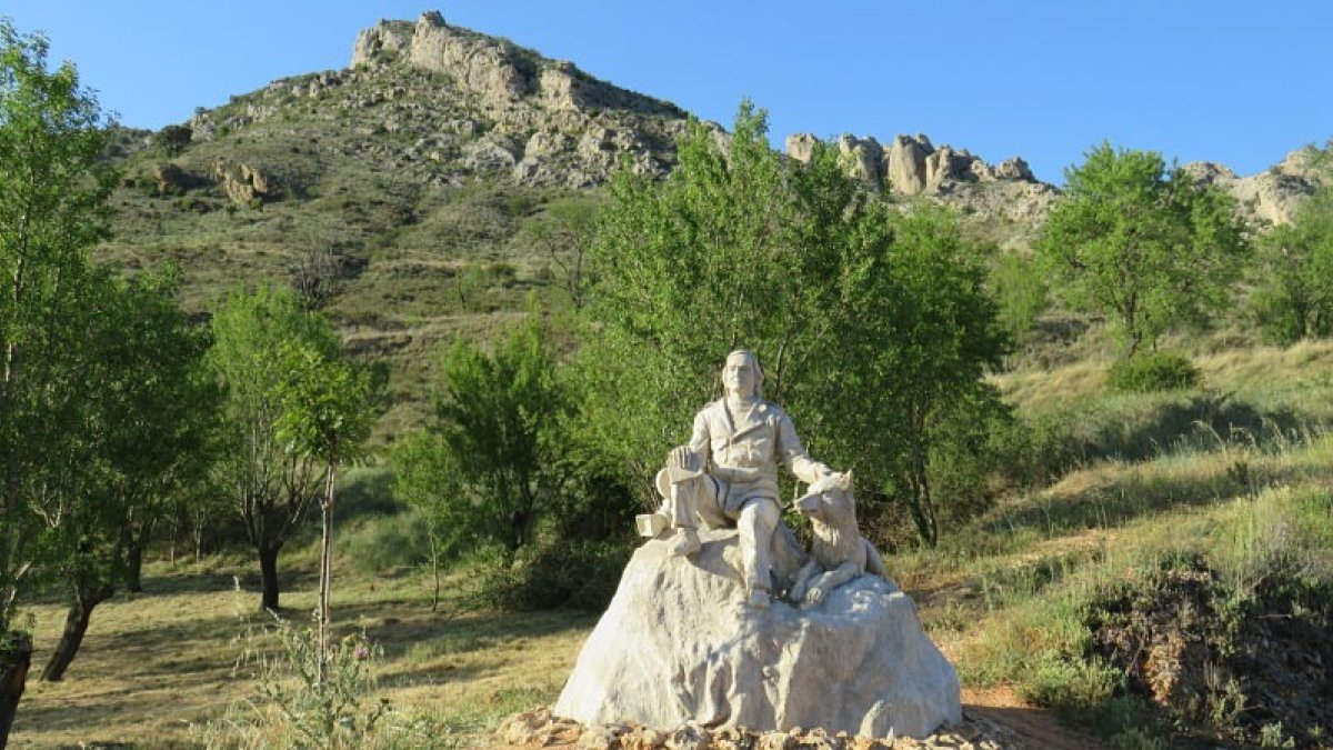 Monumento a Félix Rodríguez de la Fuente en su pueblo natal, Poza de la Sal.  A. MARROQUÍN