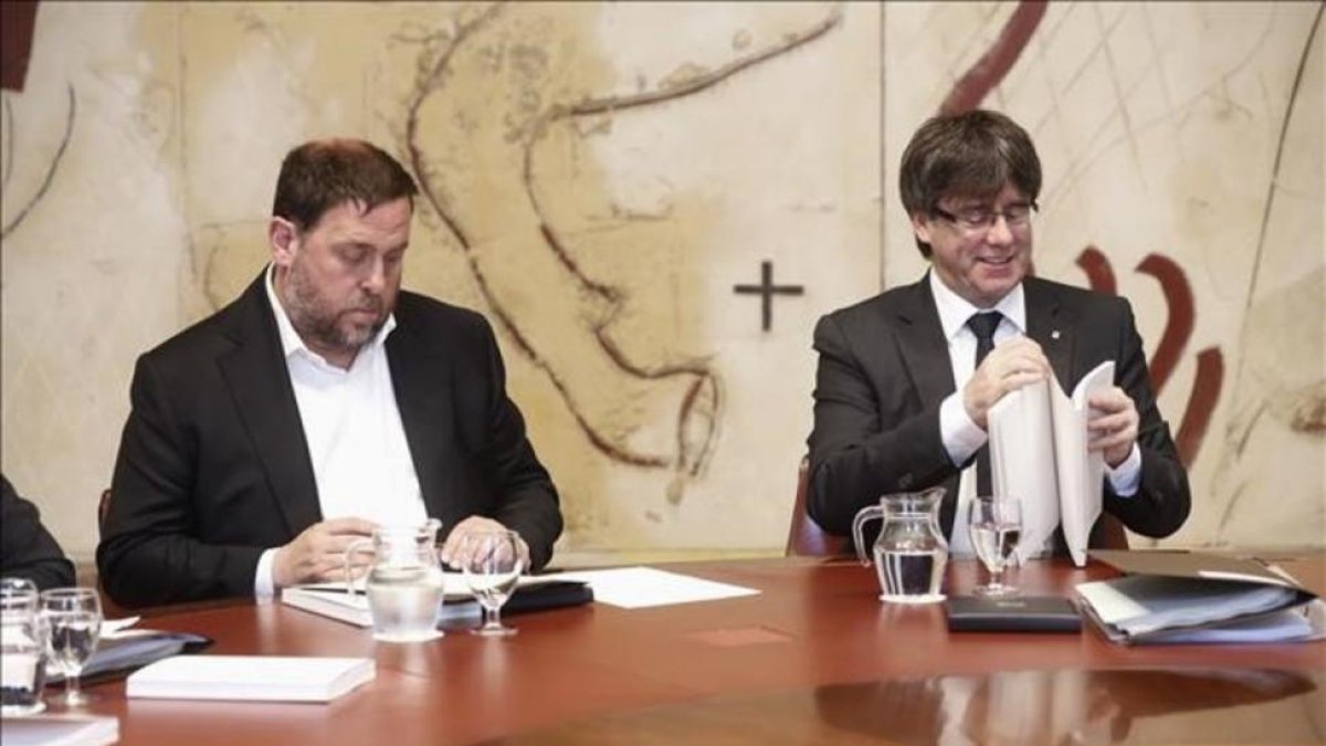Carles Puigdemont y Oriol Junqueras junto al resto del Govern en la reunión del Consell Executiu, este martes.-JULIO CARBÓ