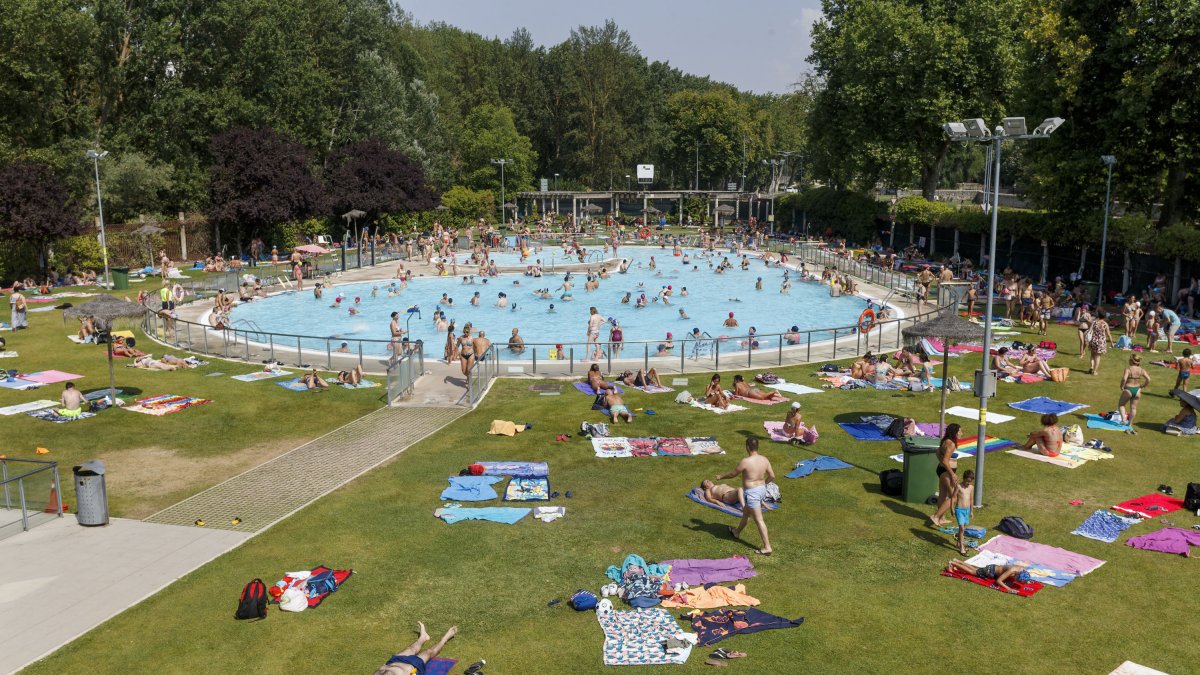 Imagen del lleno en la piscina principal de verano de San Aamaro. SANTI OTERO