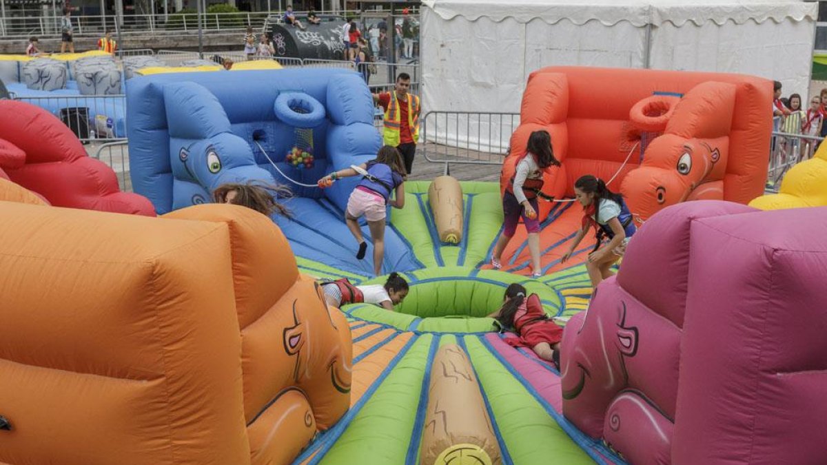 Varias niñas disfrutan de los hinchables del parque.-SANTI OTERO