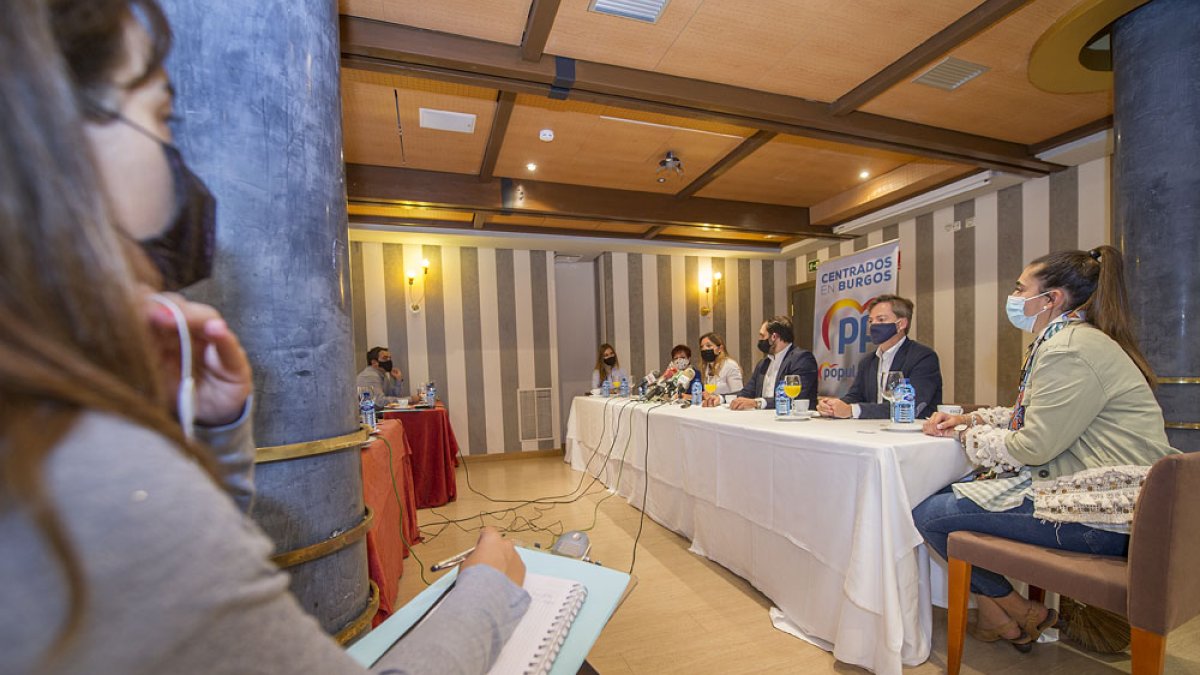 Un momento de la comparecencia de los populares para desgranar los objetivos del nuevo curso municipal. ISRAEL L. MURILLO