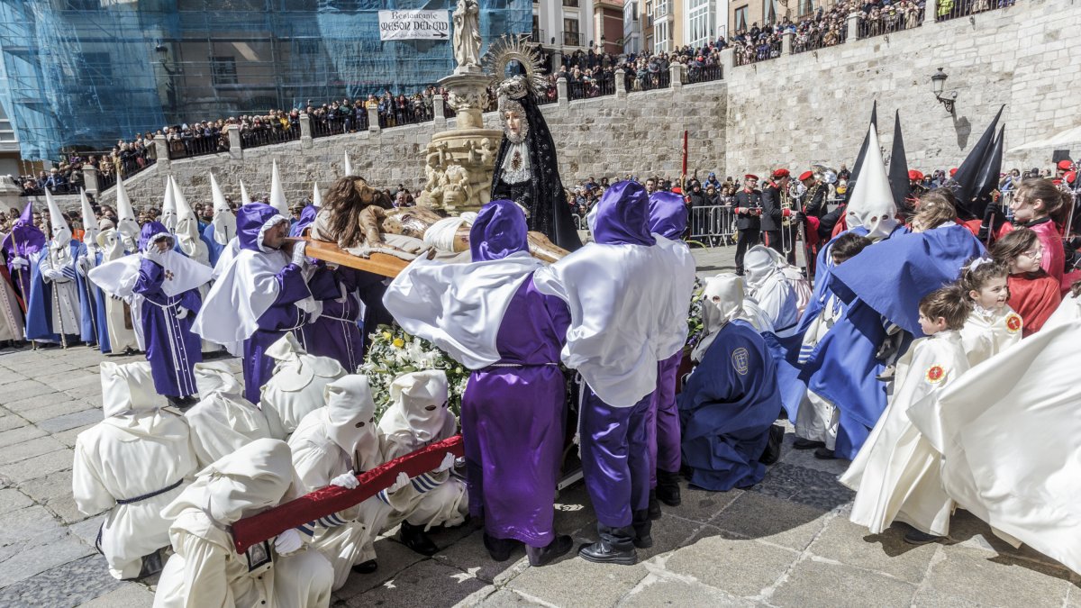 Momento del Desenclavado del Cristo Crucificado junto a la Catedral de Burgos. SANTI OTERO