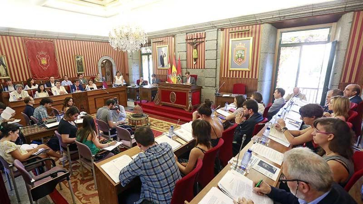 Imagen de la sesión plenaria del pasado 28 de julio en la que se rechazaron los planes de refinanciación.-RAÚL G. OCHOA
