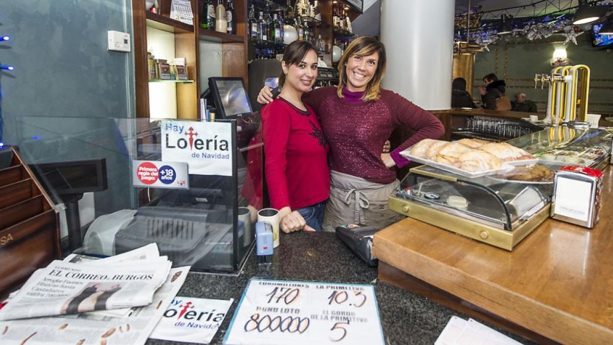 Camareras del bar Bárcena, en San Pedro y San Felices, muestran su alegría por vender dos décimos del 22.253.-ISRAEL L. MURILLO