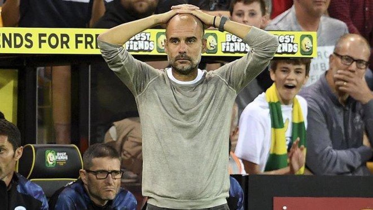 Pep Guardiola se lamenta en el partido contra el Norwich.-AP / JOE GIDDENS