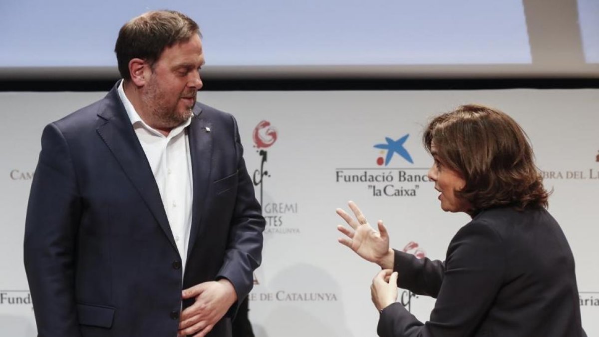 El vicepresidente del Govern, Oriol Junqueras, y su homóloga en el Ejecutivo español, Soraya Sáenz de Santamaría, en un acto en Barcelona, el pasado abril-JULIO CARBÓ