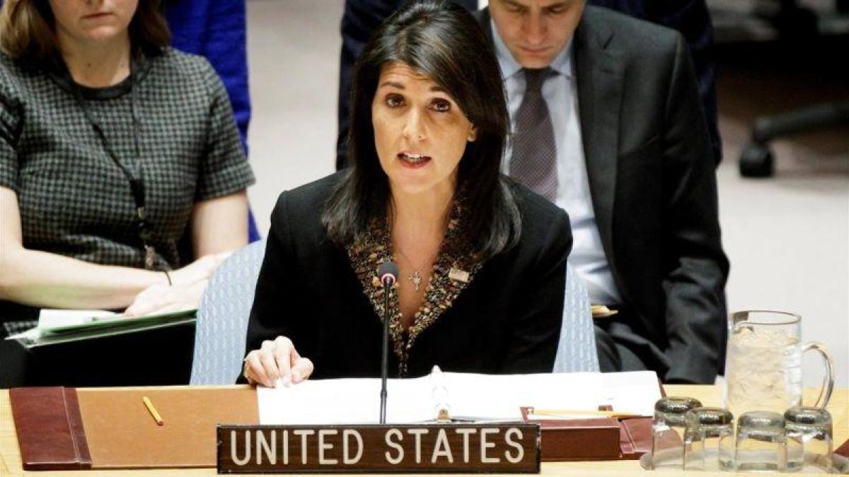La embajadora estadounidense ante Naciones Unidas, Nikki Haley, durante una reunion del Consejo de Seguridad.-EFE / JUSTIN LANE