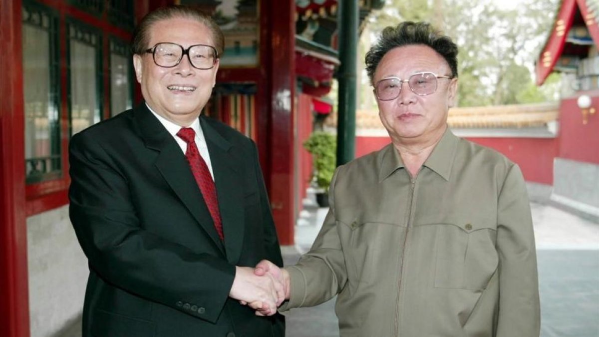 El exlider del Corea del Norte, Kim Jong Il, con el expresidente de China, Jiang Zemin, en una foto de abril del 2004.-AP / HU HAIXIN
