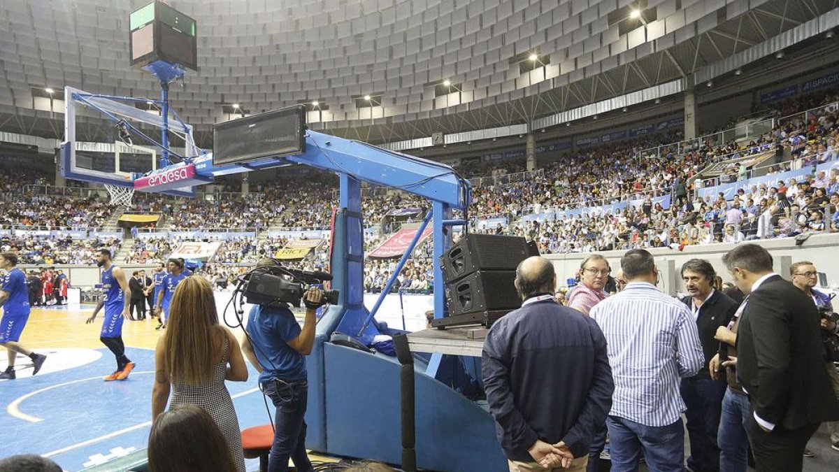 Técnicos, representantes delServicio de Deportes y miembros del club buscan soluciones tras la avería.-SANTI OTERO