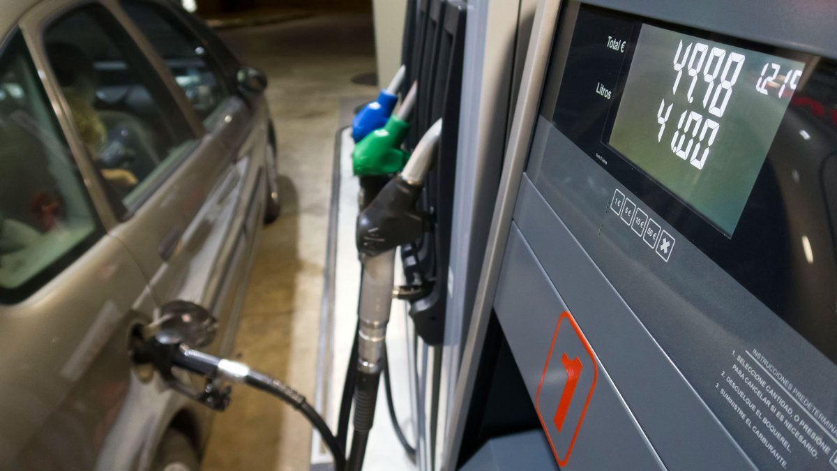 Detalle de un surtidor de combustible en una estación de servicio de la capital burgalesa. TOMÁS ALONSO