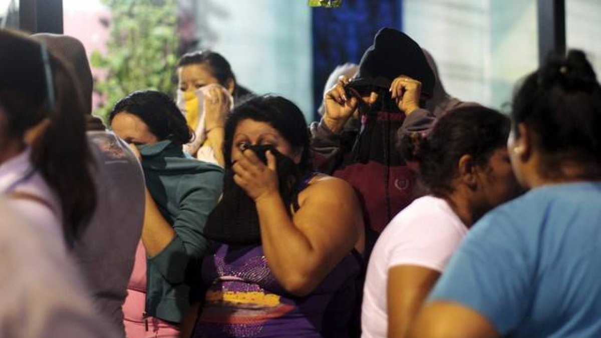 Familiares de los presos esperan información ante la cárcel de Quezaltepeque.-Foto: STRINGER/EL SALVADOR / REUTERS