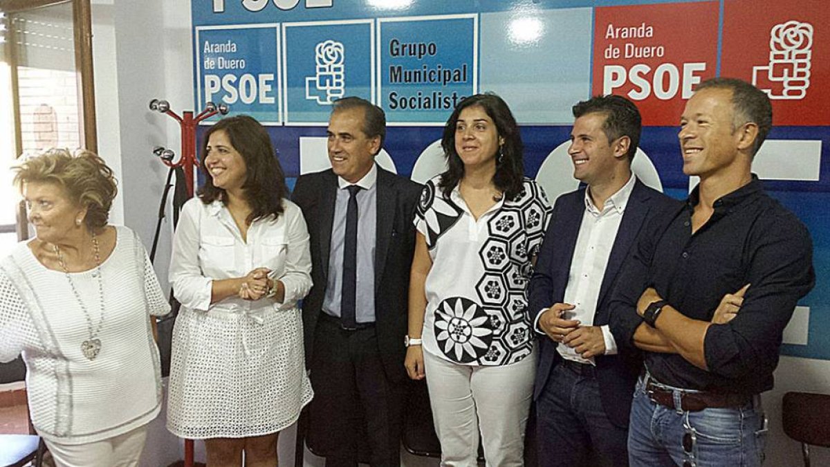 La delegación socialista, encabezada por Luis Tudanca, ofreció ayer una rueda de prensa en Aranda.-L.V.
