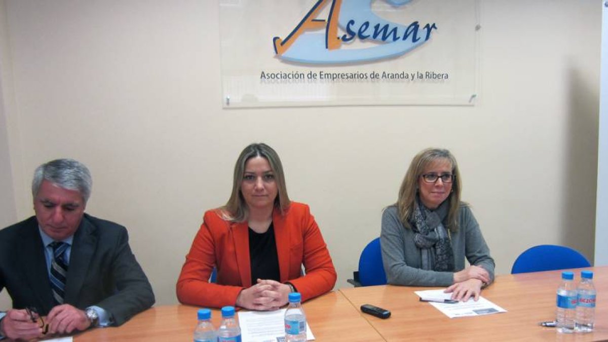 Yolanda Bayo, junto a José Ángel Martínez y Emiliana Molero, que supervisan el proyecto para FAE Burgos-L. V.