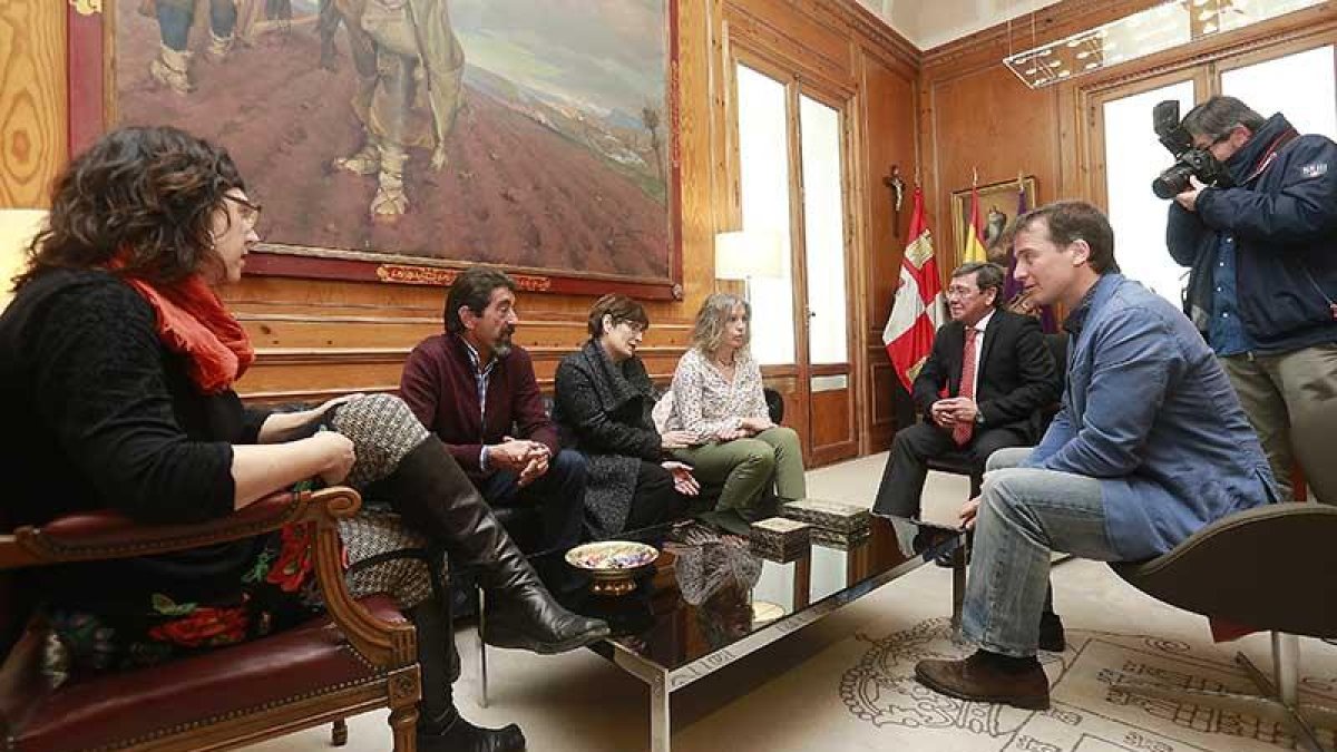 Representantes políticos de Treviño y La Puebla de Arganzón con César Rico y Borja Suárez (derecha) ayer en el Palacio Provincial.-RAÚL G. OCHOA
