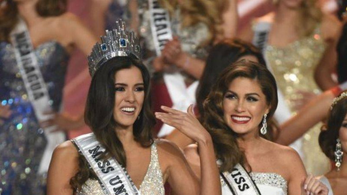 Miss Colombia recibe la corona de Miss Universo que le coloca la vencedora del año pasado, la venezolana Gabriela Isler.-Foto: AFP