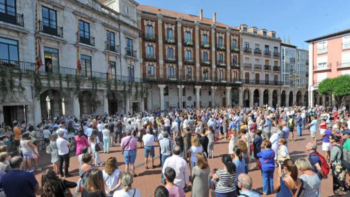 Cientos de personas se concentraron en la Plaza Mayor para mostrar su apoyo al pueblo catalán.-ISRAEL L. MURILLO
