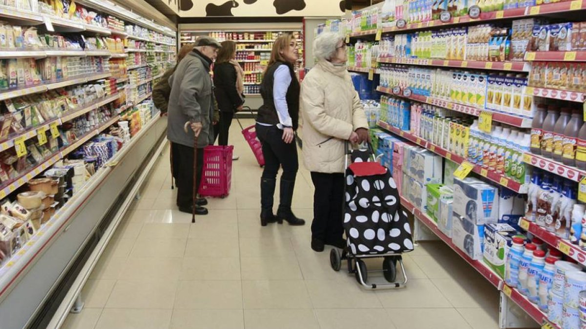 El estudio de la OCU analiza en Burgos capital 17 supermercados de diez firmas diferentes.-RAÚL G. OCHOA