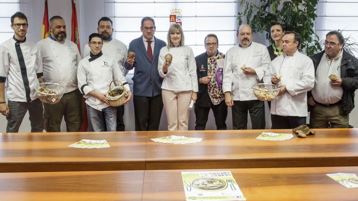 Fernández Mardomingo, Patxi Álvarez e Isabel Álvarez y cocineros que participan en Buscasetas posan con el producto estrella de estas jornadas.-SANTI OTERO