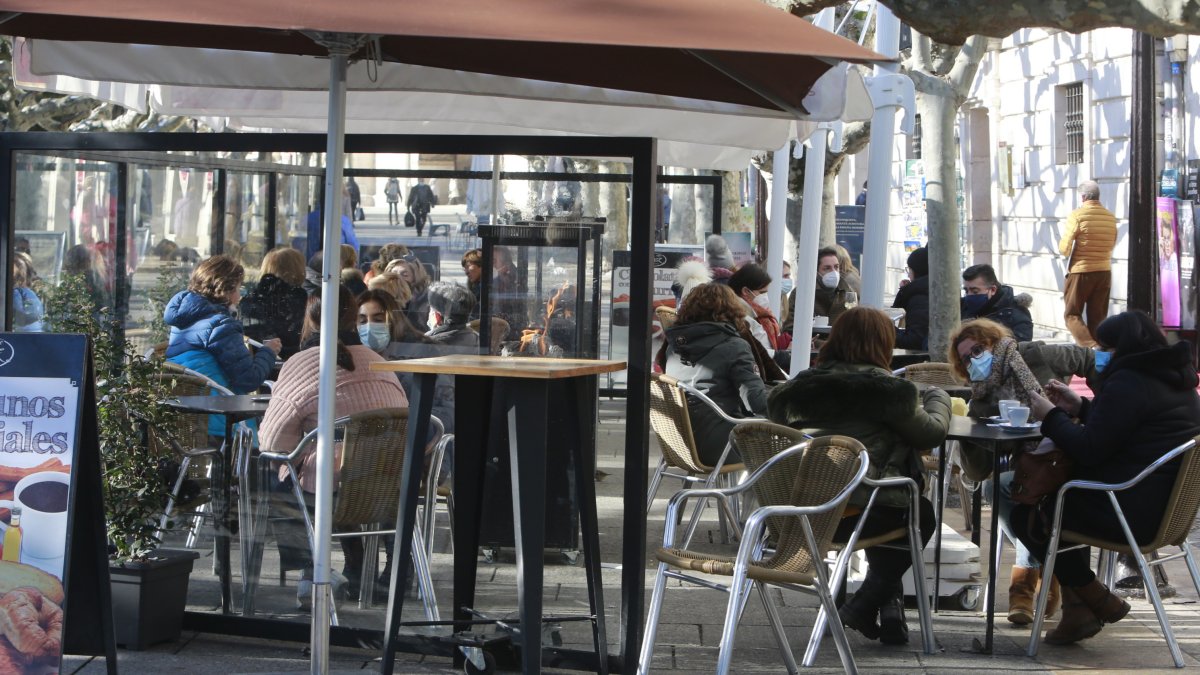 Servicios protagoniza los contratos indefinidos con sectores que recuperan la actividad.