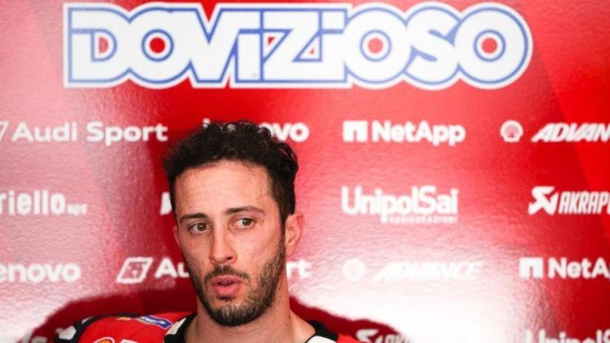 El italiano Andrea Dovizioso (Ducati), subcampeón del mundo de MotoGP, descansa en su boxe de Sepang (Malasia)-ALEJANDRO CERESUELA