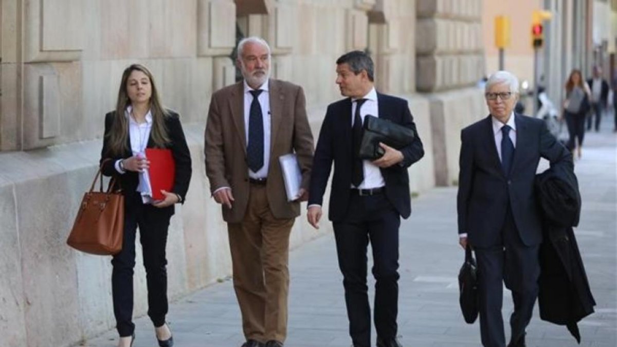 Los abogados de Messi, a la entrada en los juzgados-DANNY CAMINAL