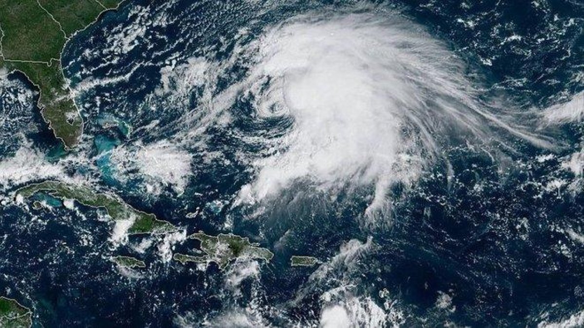 La tormenta tropical Karen avanza por el Caribe rumbo a Puerto Rico donde se espera que impacte el martes.-EFE