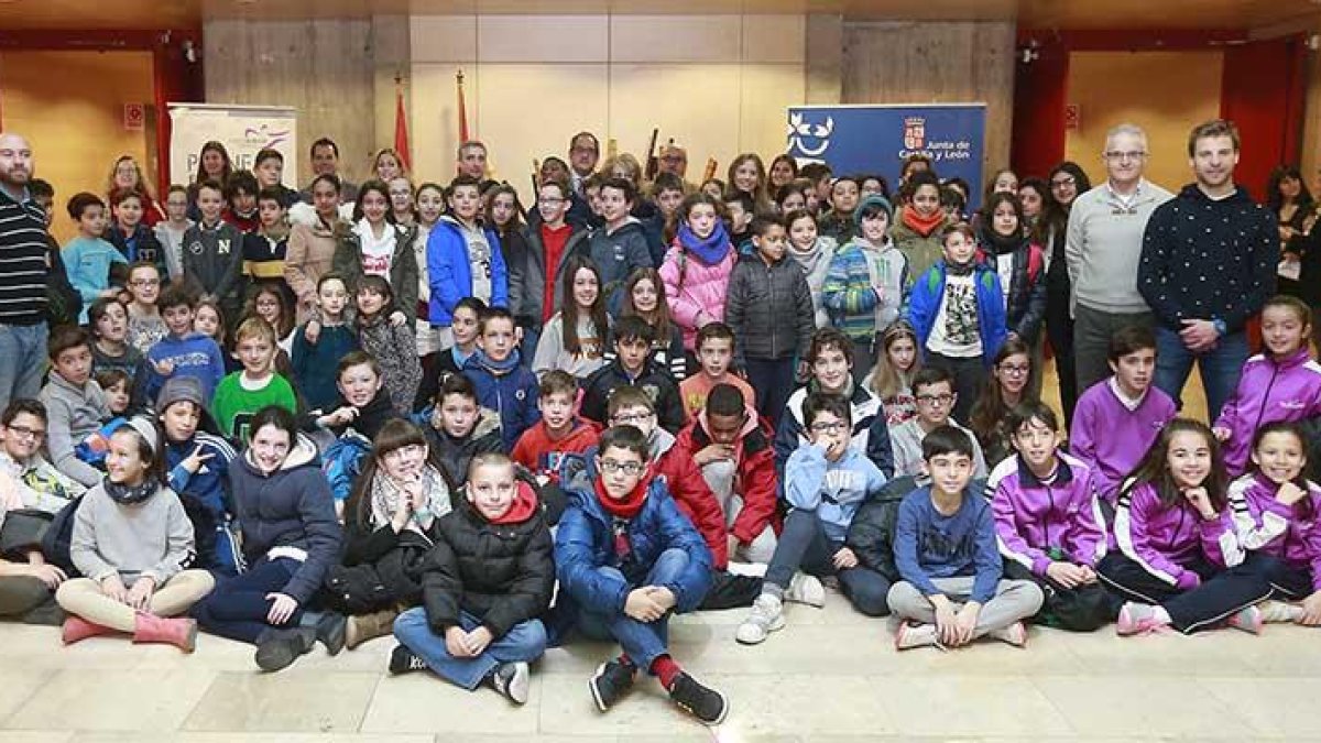 Algunos alumnos acudieron ayer a la delegación de la Junta de Castilla y León para registrar los estatutos de sus cooperativas.-RAÚL G. OCHOA