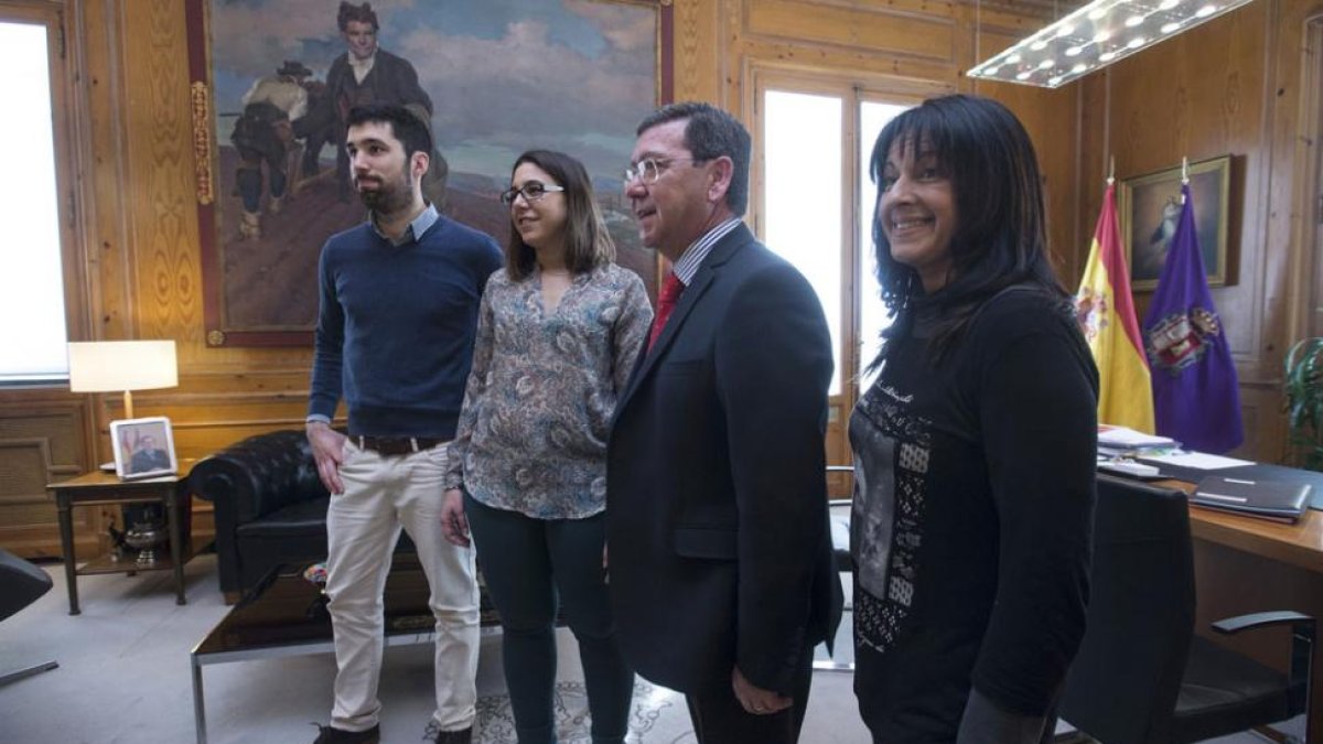 (De izq. a dch.), Víctor Orcajo, Celia Izquierdo, César Rico y la diputada provincial de zona, Inma Sierra.-R. O.