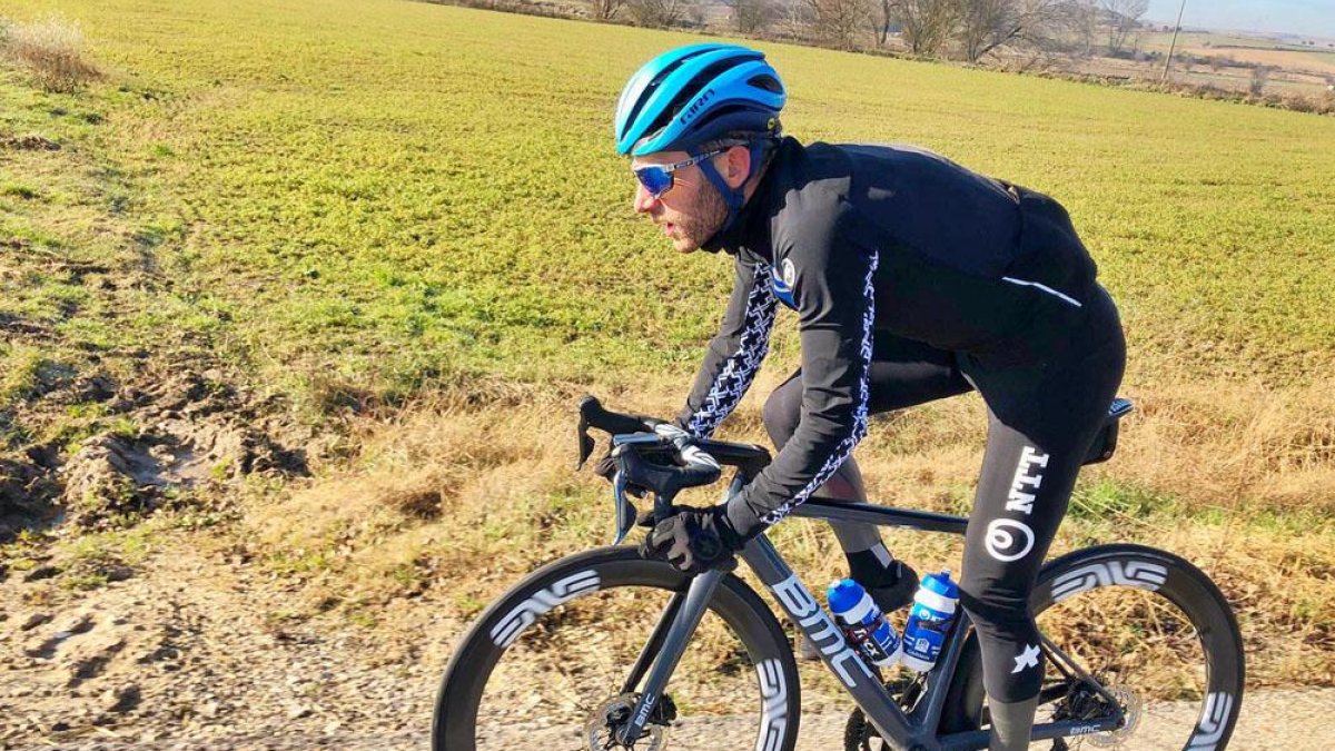Carlos Barbero ya rueda por las carreteras burgalesa con los colores del NTT Pro Cycling-ECB