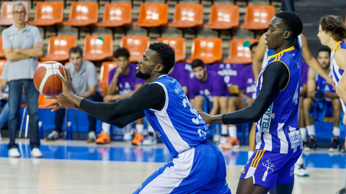 Morelia libera el balón en el amistoso disputado frente al Ponferrada. SANTI OTERO