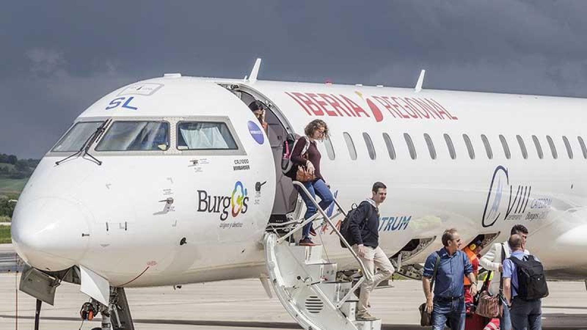 Los pasajeros descienden del avión de la ruta entre Villafría y El Prat el pasado 2 de junio, cuando se reanudó.-S. OTERO
