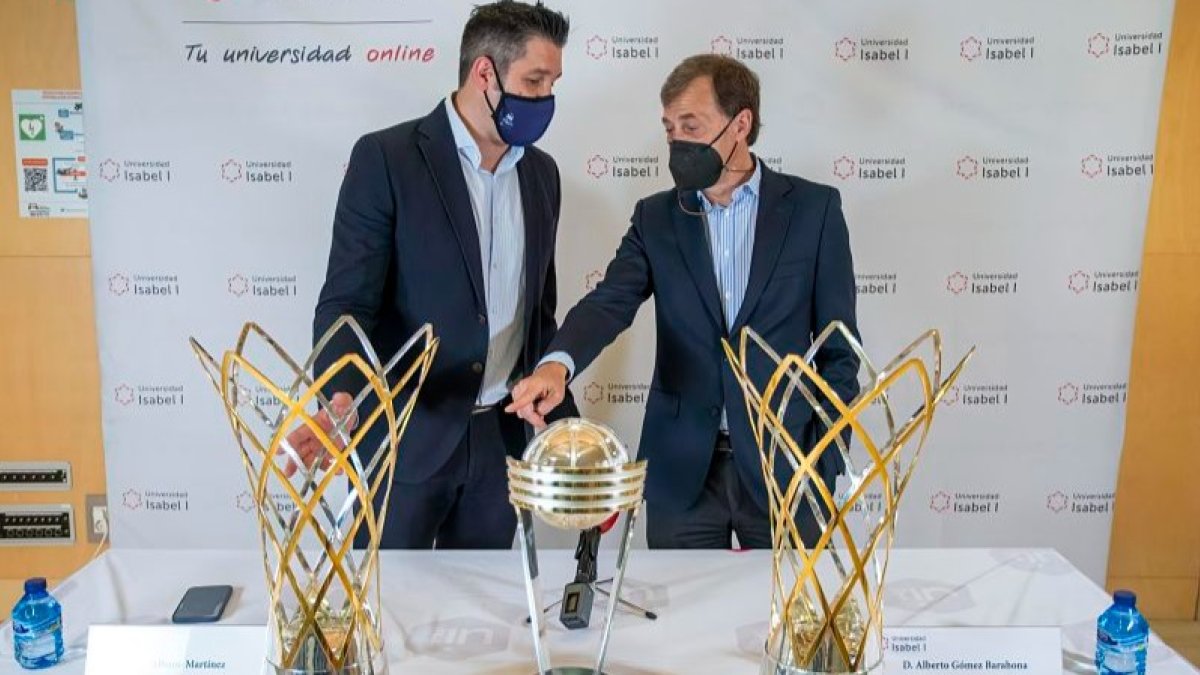 Albano Martínez y Alberto Gómez Barahona, ayer con las tres copas que ha ganado el San Pablo en las instalaciones de la Universidad Isabel I. SANTI OTERO