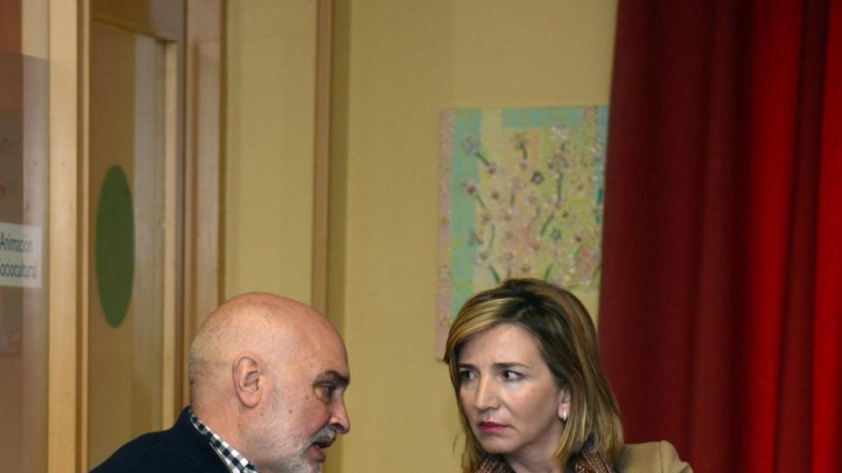 La consejera charla con el vicepresidente de Aspanias durante el acto.-ICAL