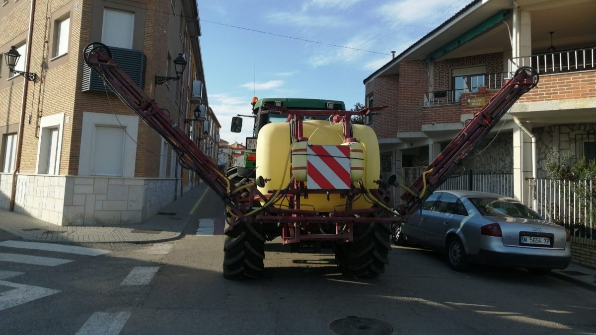 Imagen de un tractor con materal para desinfección. ECB