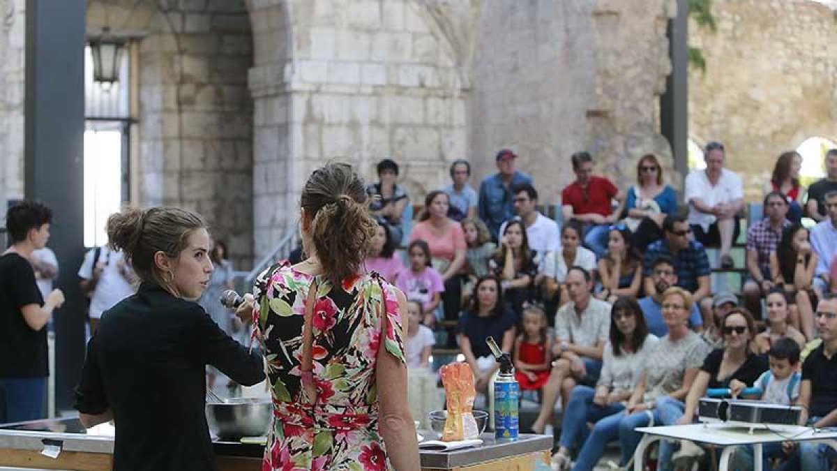 El público casi completó las gradas para ver la elaboración de las propuestas culinarias, como la de Gema de Domingo.-Raúl Ochoa