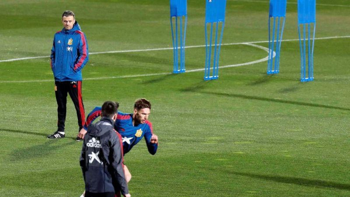 Luis Enrique presencia un entrenamiento en la concentración de la selección española.-EFE