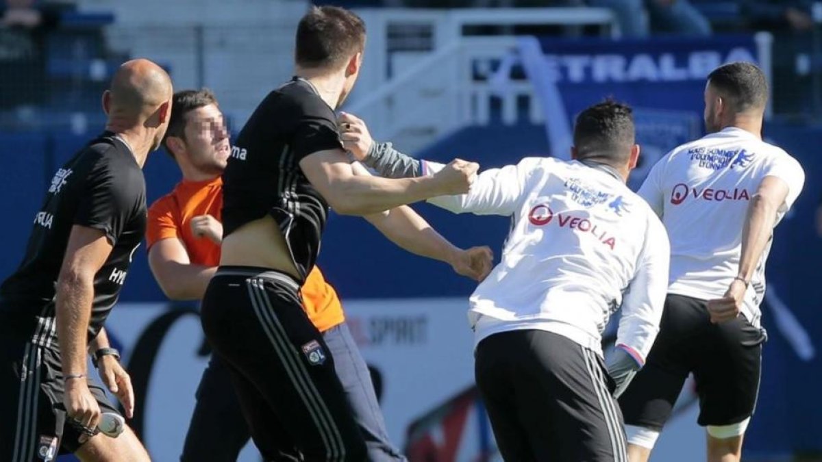 Un ultra del Bastia intenta agredir a jugadores del Lyon.-AFP / PASCAL POCHARD-CASABIANCA