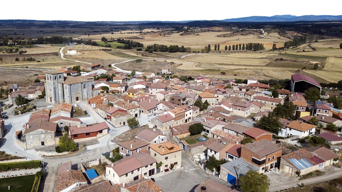 Vista aérea de Hontoria de la Cantera. En el centro del pueblo se ubica la iglesia de San Miguel Arcárgel. I. L. M.