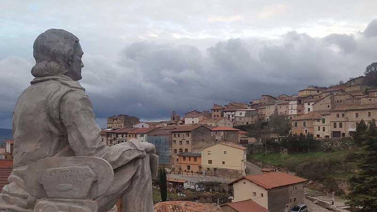 Monumento dedicado a Félix Rodríguez con su localidad natal, Poza de la Sal de fondo.