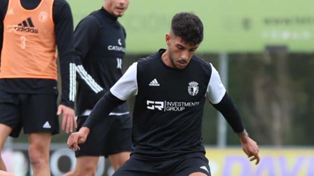 Javi Gómez controla un balón en el entreno de ayer. BURGOS CF