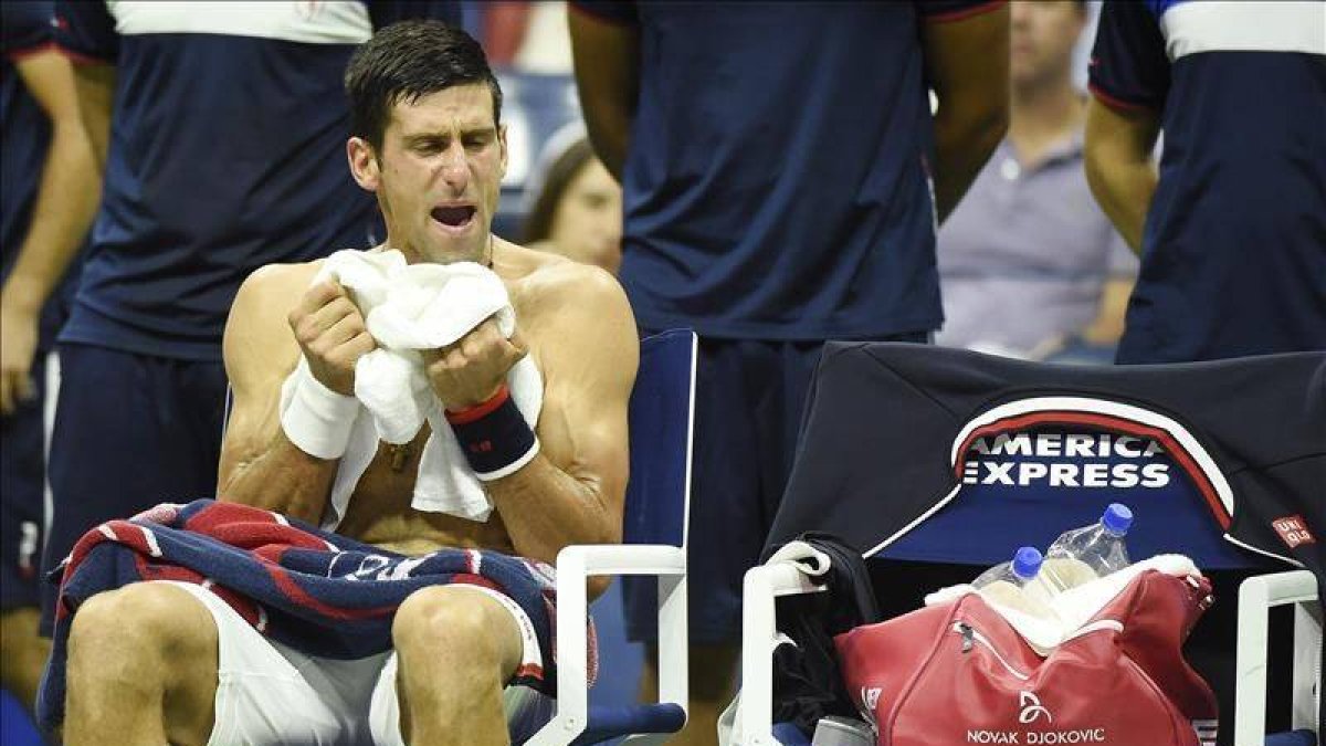 Novak Djokovic durante un receso ante el español Feliciano López .-EFE