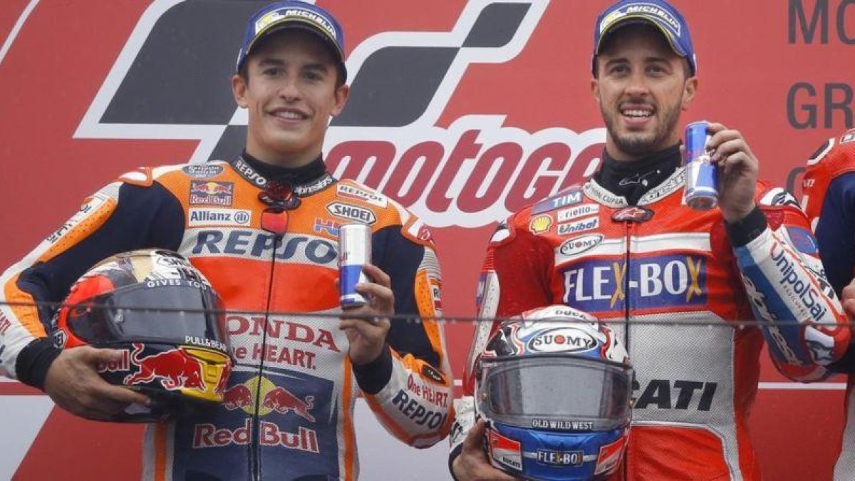 Marc Márquez y Andrea Dovizioso, en el podio de Motegi (Japón).-SHIZUO KAMBAYASHI