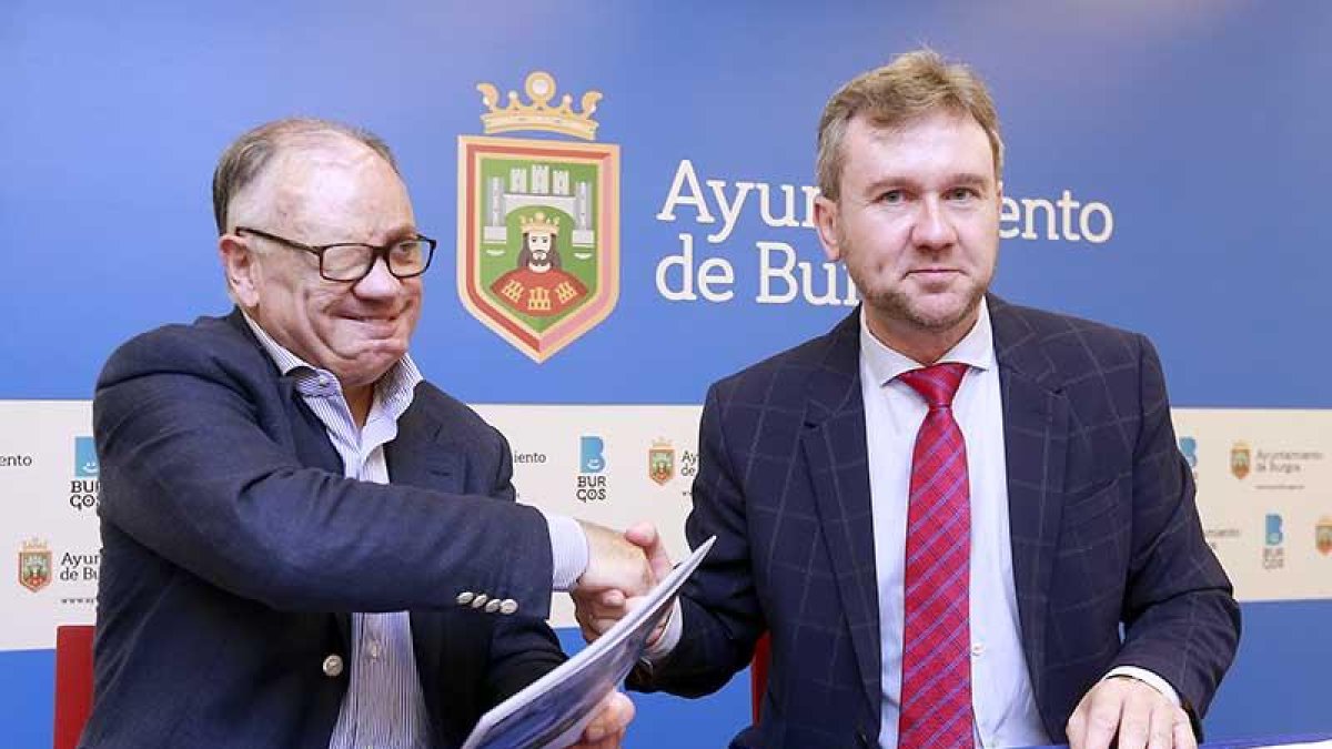 Ricardo Garilletti yJavier Lacalle sellan el acuerdo.-RAÚL G. OCHOA