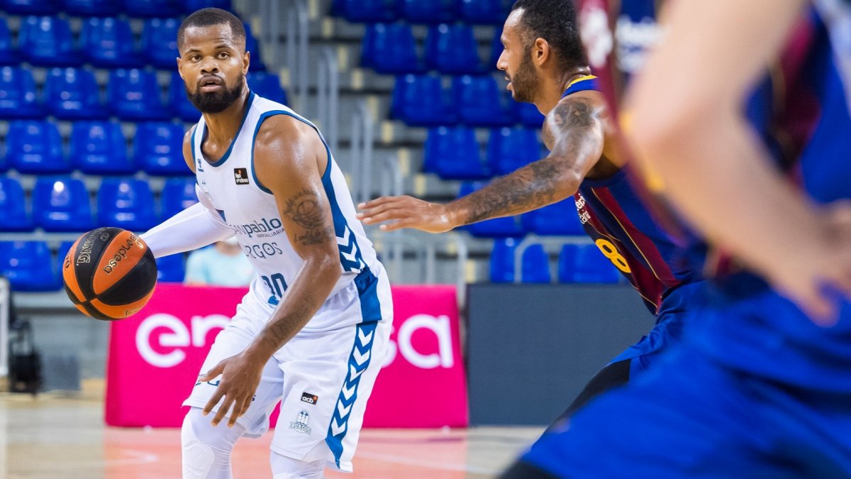 Cook espera el movimiento de sus compañeros durante el partido disputado frente al Barcelona. ACB PHOTO / V. SALGADO