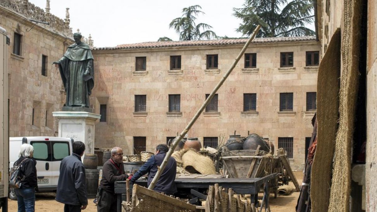 El equipo de la serie Still Star Crossed, prepara el patio de escuelas de la universidad para continuar con el rodaje-ICAL