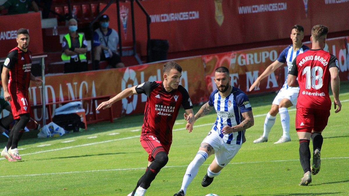 Íñigo Vicente trata de zafarse del marcaje de un defensor de la Ponferradina en Anduva. CD MIRANDÉS