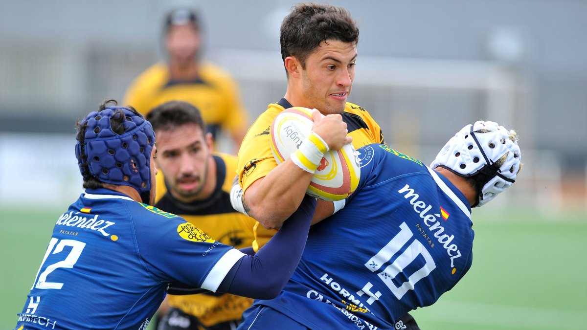 Rascón llega al punto de encuentro con la defensa quesera. TOMÁS ALONSO