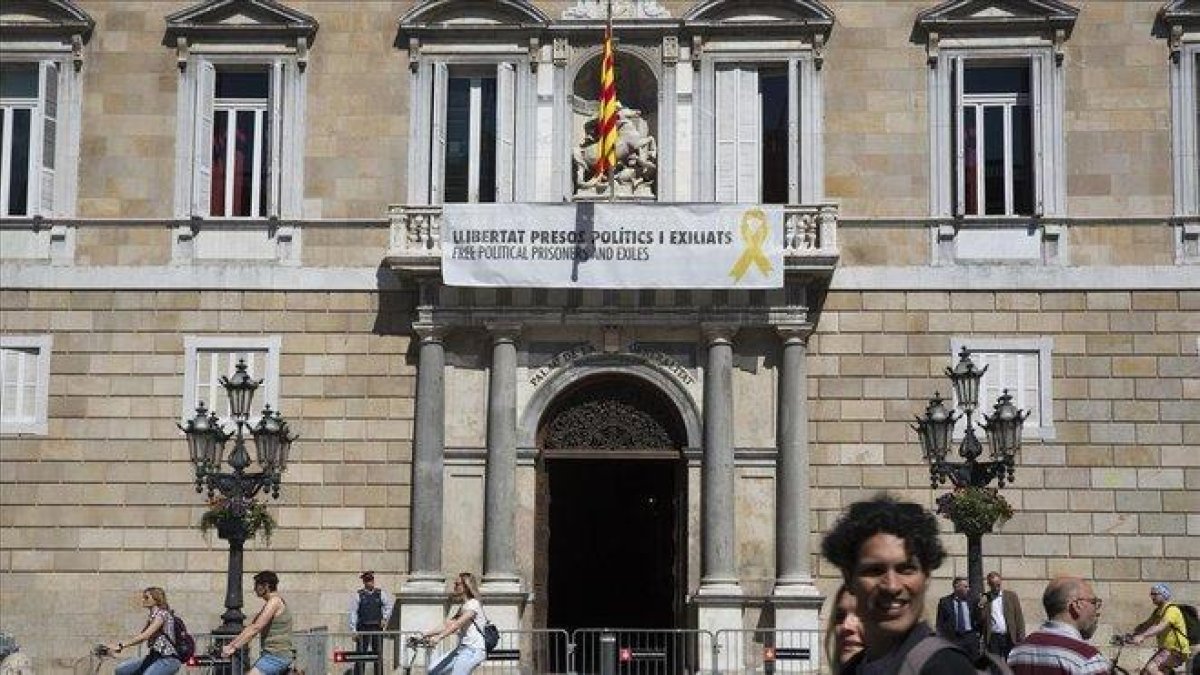 La pancarta a favor de los independentistas presos que cuelga del Palau de la Generalitat.-
