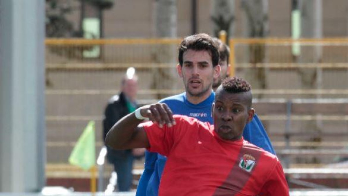 Jonathan golpea el esférico ante la presencia de Bayón, el goleador en el choque de ayer.-SANTI OTERO