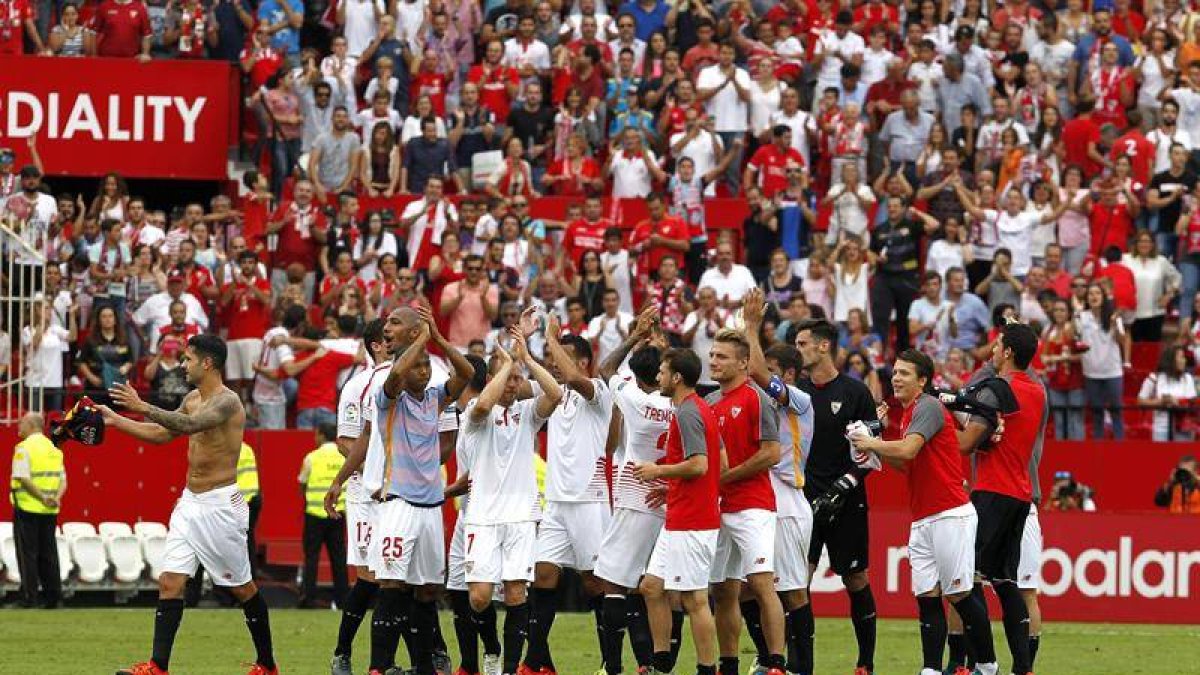 Los jugadores del Sevilla celebran su victoria por 2-1 ante el FC Barcelona, al finalizar el partido correspondiente a la séptima jornada de Liga disputado en el estadio Sánchez Pizjuan.-EFE/JOSÉ MANUEL VIDAL